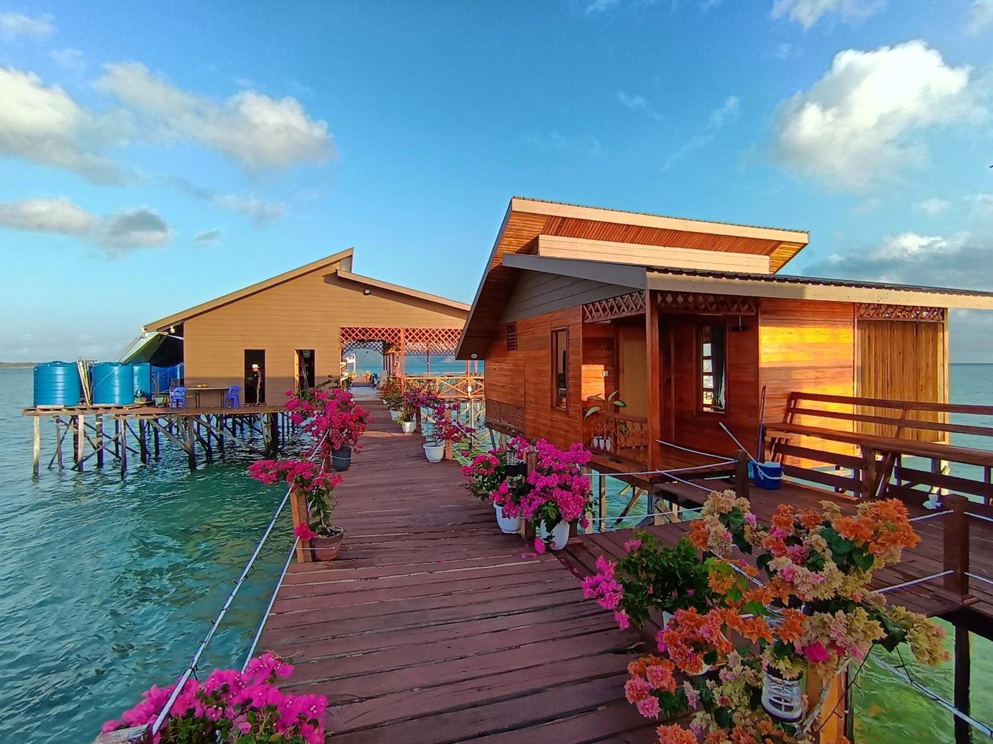 La Water House Semporna Bed & Breakfast Bagian luar foto
