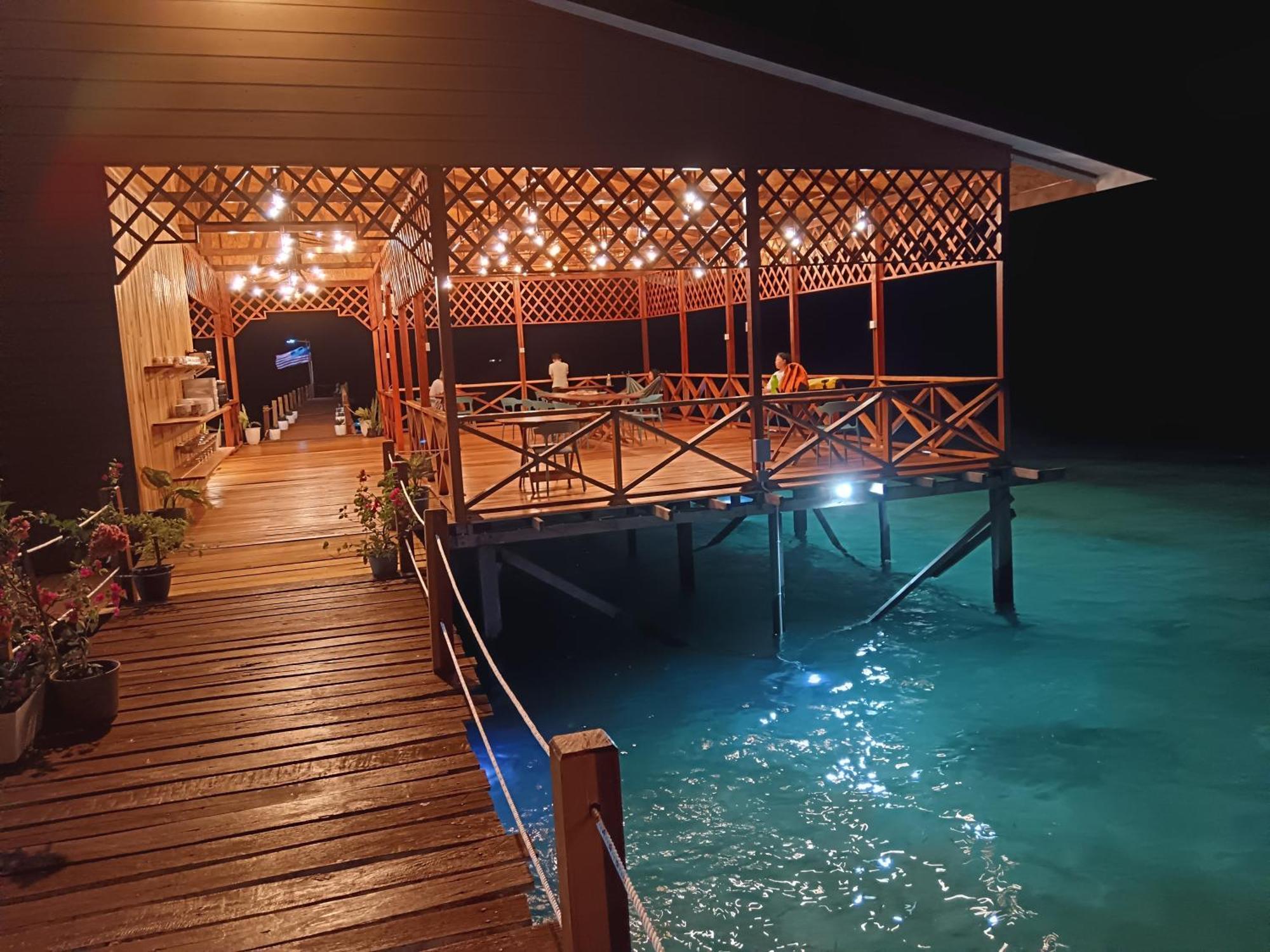 La Water House Semporna Bed & Breakfast Bagian luar foto
